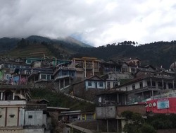 Nepal di Kaki Gunung Sumbing, Pesawat Trump Hampir Tertabrak Drone