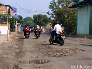 Waspada! Jalan Rusak di Sukabumi Ini Rawan Kecelakaan