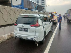Kecelakaan Beruntun Akibat Ban Selip, 1 Mobil Terbalik di Km 3 Tol Cawang