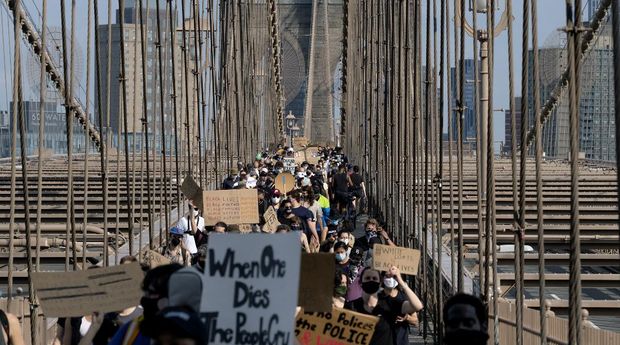 Kerumunan Atas Nama Keadilan Rasial di Seluruh Dunia Protesters and activists walk across the Brooklyn Bridge, Saturday, June 6, 2020, in New York. Protests continued following the death of George Floyd, who died after being restrained by Minneapolis police officers on May 25. (AP Photo/Craig Ruttle)