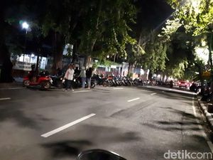 Hari Pertama Transisi New Normal, Banyak Remaja Surabaya Nongkrong di Ketabang