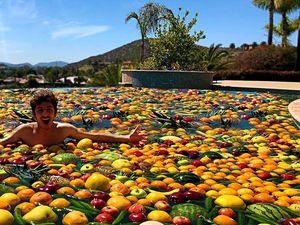5 Aksi YouTuber Buat Kolam Makanan Isi Bubuk Cabe hingga Salad Buah