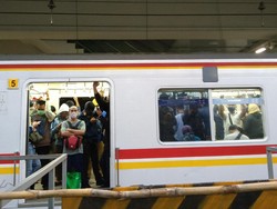 PSBB Transisi, KRL Tujuan Bogor di Stasiun Manggarai Padat Penumpang Sore Ini