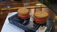 Bikin Bengong! Makanan Ini Disajikan Di Atas Buku Tua hingga Besi Berduri