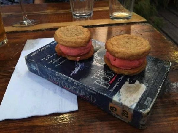 Bikin Bengong! Makanan Ini Disajikan Di Atas Buku Tua hingga Besi Berduri