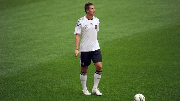 Miroslav Klose, striker of the German national football team, attends a training session on October 6, 2011 in Istanbul, Turkey, on the eve of the Euro 2012 qualifying match Germany vs. Turkey. AFP PHOTO / PATRIK STOLLARZ (Photo by PATRIK STOLLARZ / AFP)