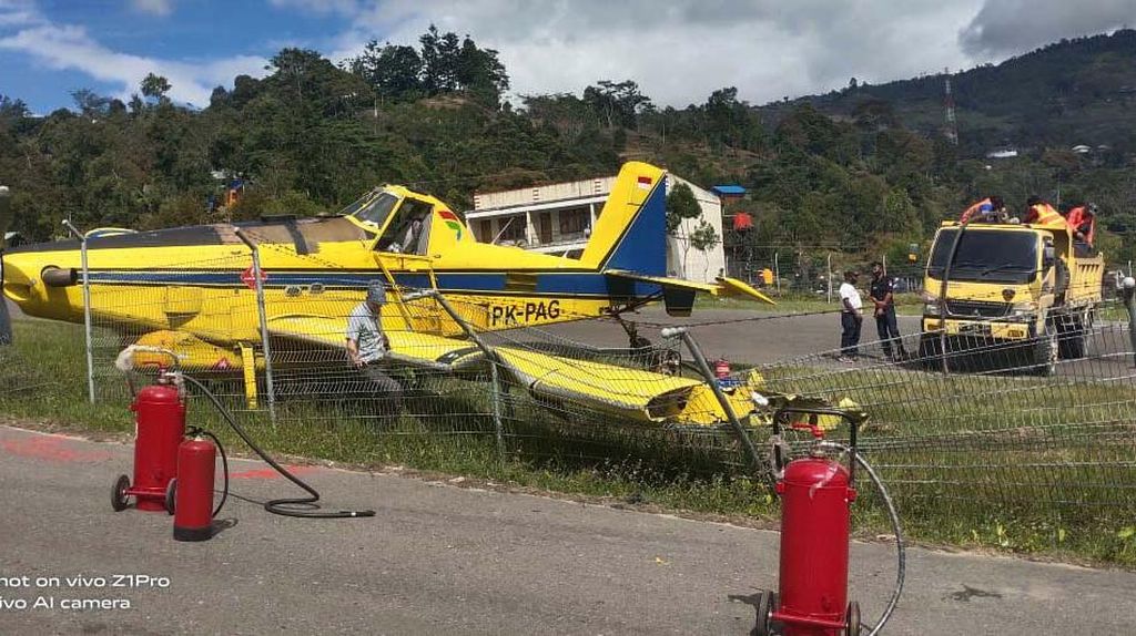 Pesawat Pengangkut BBM Tergelincir di Papua Pesawat Pengangkut BBM Tergelincir di Papua