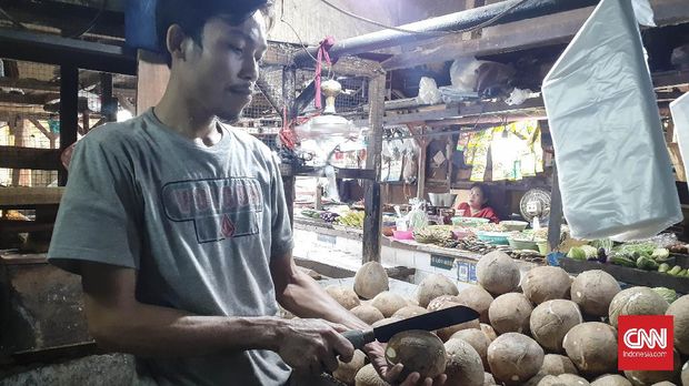 Pedagang kelapa tanah abang Pedagang kelapa yang berada di Blok G, Pasar Tanah Abang, Jakarta Pusat sedang tidak ada pembeli.