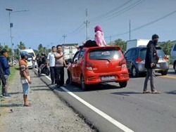 Emak-emak Pemotor Ini Jatuh Terduduk di Atap Mobil, Kok Bisa Gitu?