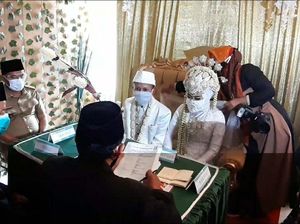 Nikah di Tengah Pandemi, Pengantin Ini Dapat Kejutan dari Wabup Sumedang