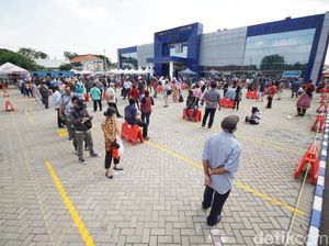 Dibuka Setelah Ditutup 6 Minggu, Pemohon Banjiri Tempat Layanan SIM Dibuka Setelah Ditutup 6 Minggu, Pemohon Banjiri Tempat Layanan SIM