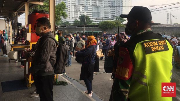 Penumpang stasiun bekasi tidak seramai hari sebelumnya pada saat masa PSBB Transisi, Selasa (9/6).