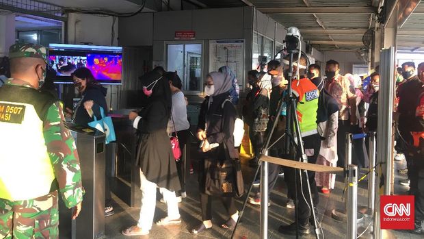Penumpang stasiun bekasi tidak seramai hari sebelumnya pada saat masa PSBB Transisi, Selasa (9/6).