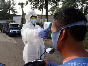 Petugas Check Point Pakai Seragam APD