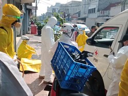 Petugas Ber-APD Evakuasi Pemotor Meninggal di Bandung