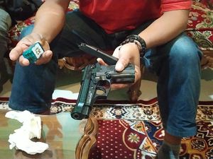 Pistol Milik Kepsek di Garut Beramunisi Karet Pistol Milik Kepsek di Garut Beramunisi Karet