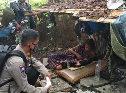 Polisi Evakuasi Tunawisma di Jakbar yang Melahirkan di Semak-semak