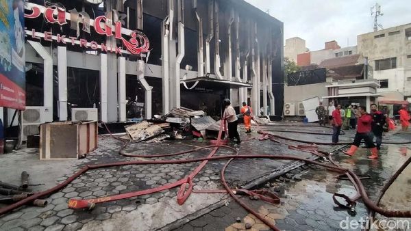 Potret Toko Candi Elektronik yang Ludes Terbakar