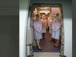 Viral Foto Pramugari Pakai APD, Netizen: Ini Pesawat atau Ruang Operasi?
