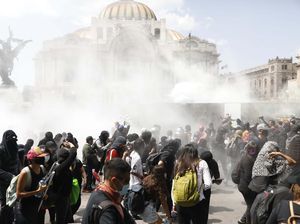 Massa Marah Memprotes Tindak Kekerasan Polisi Meksiko