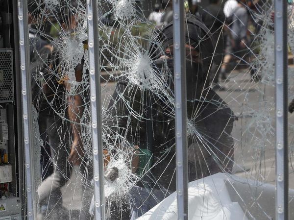 Protes Kekerasan Polisi, Warga Meksiko Rusak Patung dan Toko