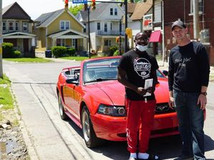 10 Jam Bersihkan Jalan Usai Demo George Floyd, Remaja Ini Dihadiahi Mustang