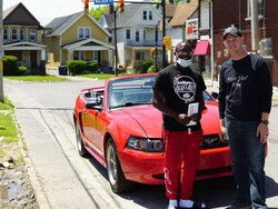 10 Jam Bersihkan Jalan Usai Demo George Floyd, Remaja Ini Dihadiahi Mustang