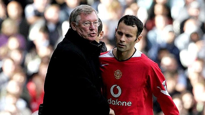 LONDON - OCTOBER 01:  Manchester United Manager, Sir Alex Ferguson congratulates Ryan Giggs after he substituted him during the Barclays Premiership match between Fulham and Manchester United at Craven Cottage on October 1, 2005 in London, England.  (Photo by Phil Cole/Getty Images)