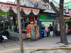 Pedagang Pasar Tanah Abang Masih Gelar Lapak di Trotoar