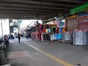 Belum Waktunya Buka, Sebagian PKL di Trotoar Tanah Abang Mulai Gelar Lapak