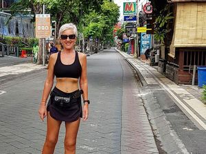 Tinggal di Bali, Model Inggris 62 Tahun Ini Masih Seksi & Banyak yang Naksir Tinggal di Bali, Model Inggris 62 Tahun Ini Masih Seksi & Banyak yang Naksir