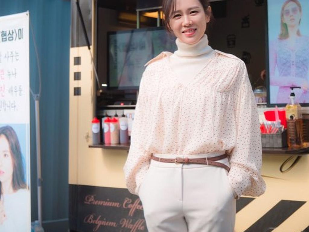Pose Menggemaskan Wanita Tercantik di Dunia Son Ye Jin di Depan Food Truck