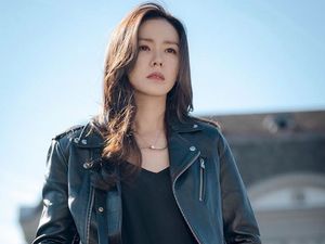 Lakukan Adegan Ekstrem, Son Ye-jin Cedera Otot saat Syuting The Tower Lakukan Adegan Ekstrem, Son Ye-jin Cedera Otot saat Syuting The Tower
