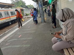 Stasiun Pondok Cina Tak Terlalu Ramai Pagi Ini, Penumpang Jaga Jarak
