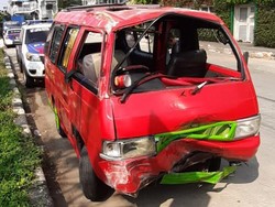 Angkot Oleng Tabrak Pembatas Jalan di Jakut, 3 Penumpang Terluka