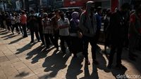 Panjangnya Antrean Rapid Test Corona di Terowongan Kendal