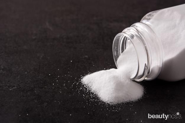 baking-soda-poured-bottle-black-copy-space_123827-1879