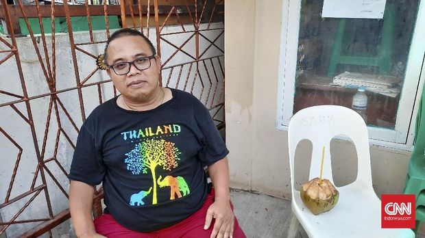Banjir rob di Muara Angke Junaidi (54) warga yang terkena banjir rob di Muara Angke, Jakarta (7/6).