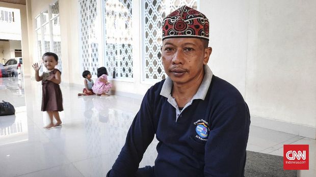 Banjir rob di Muara Angke Usup (48) warga yang terkena banjir rob di Muara Angke, Jakarta (7/6).