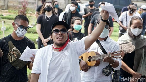 Pemakaman Benny Likumahuwa, Barry: Love You Paps, Nanti Kita Main Bareng Lagi