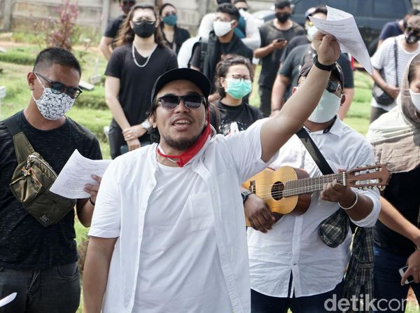 Pemakaman Benny Likumahuwa, Barry: Love You Paps, Nanti Kita Main Bareng Lagi