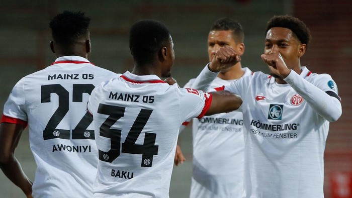 BERLIN, GERMANY - MAY 27: Ridle Baku of FSV Mainz 05 (2nd L) celebrates scoring his sides first goal with teammates during the Bundesliga match between 1. FC Union Berlin and 1. FSV Mainz 05 at Stadion An der Alten Foersterei on May 27, 2020 in Berlin, Germany. (Photo by Odd Andersen/Pool via Getty Images)