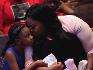 George Floyd Dimakamkan di Samping Pusara Ibunya