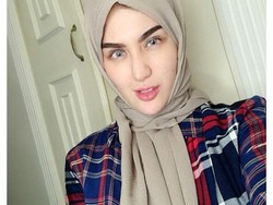 Jelita Callebaut Si Inem Pelayan Sexy Berhijab