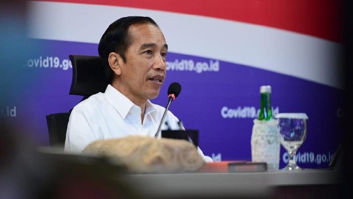Presiden Jokowi menyambangi kantor Gugus Tugas Percepatan Penanganan COVID-19 di Jakarta.