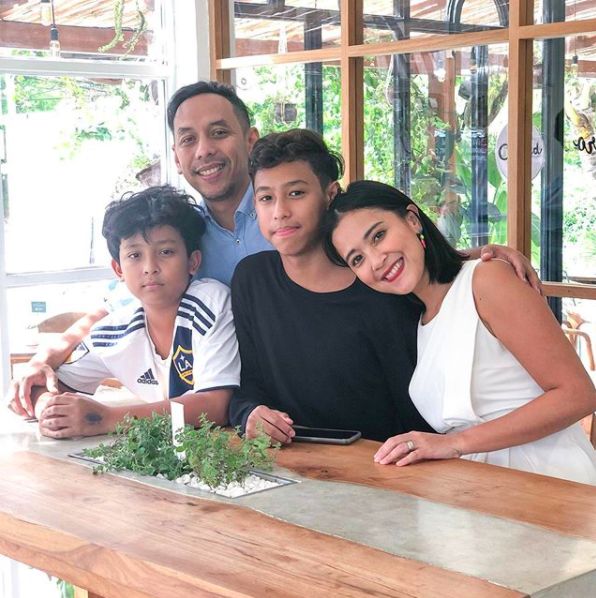 Keluarga Sophie Navita dan Pongki Barata