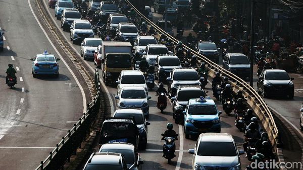 Kemacetan Menggila di Jalan KH Abdullah Syafei