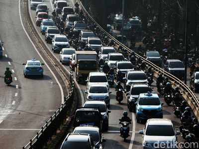 Kemacetan Menggila di Jalan KH Abdullah Syafei