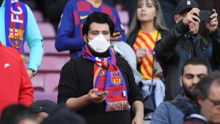 BARCELONA, SPAIN - MARCH 07: Fans wear health mask in the crowd prior to the La Liga match between FC Barcelona and Real Sociedad at Camp Nou on March 07, 2020 in Barcelona, Spain. (Photo by Alex Caparros/Getty Images)