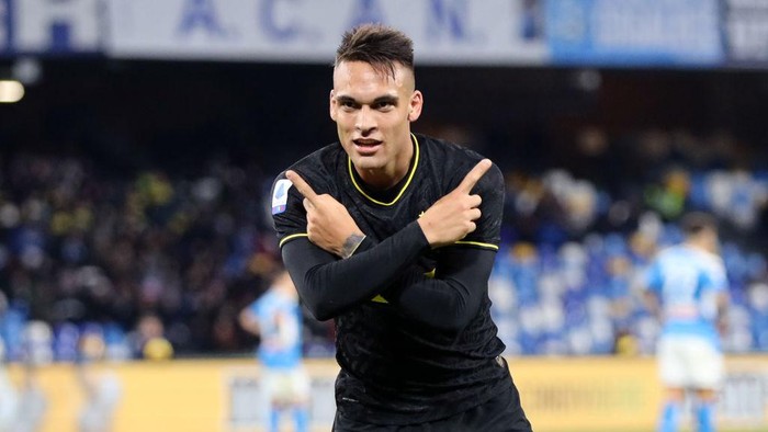 NAPLES, ITALY - JANUARY 06: Lautaro Martinez of FC Internazionale celebrates after scoring the 1-3 goal during the Serie A match between SSC Napoli and FC Internazionale at Stadio San Paolo on January 06, 2020 in Naples, Italy. (Photo by Francesco Pecoraro/Getty Images)